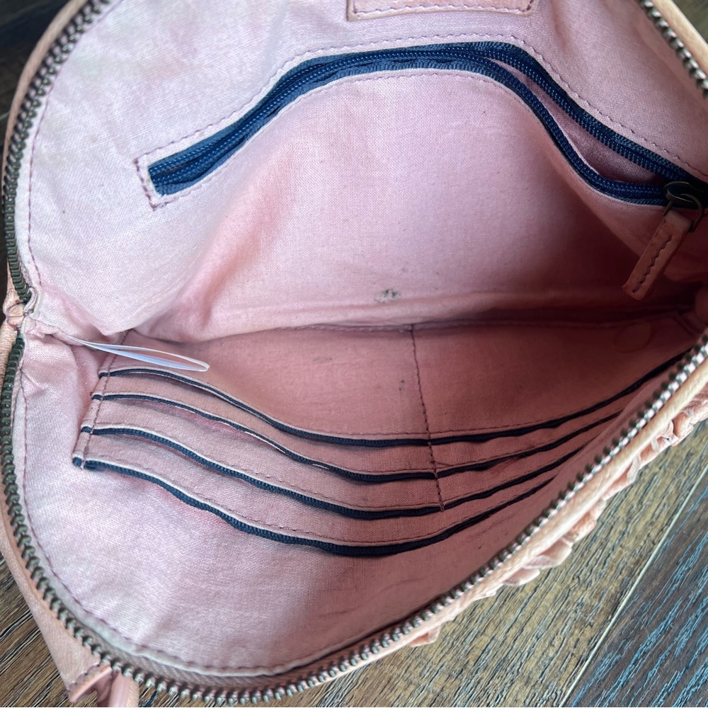 Hobo Woven Sable Wristlet Clutch, color seashell - Picture 5 of 5